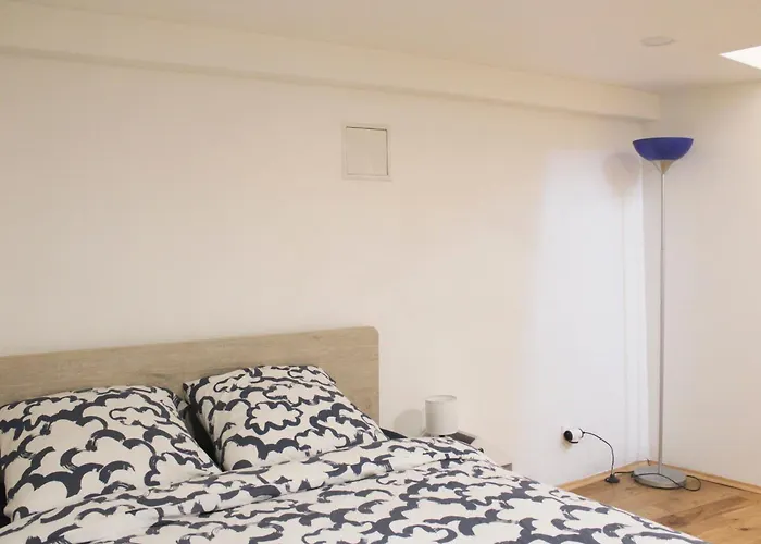 Bright Apartment - Near Garden