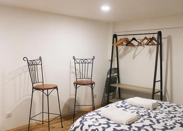 Bright Apartment - Near Garden